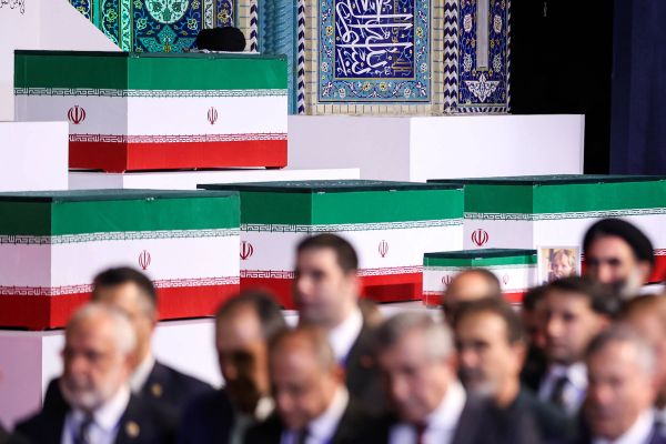 "شبح" مجتبى خامنئي في مراسم الدفن.. ماذا يعني حضور أو غياب المرشد الإيراني عن جنازة والده؟