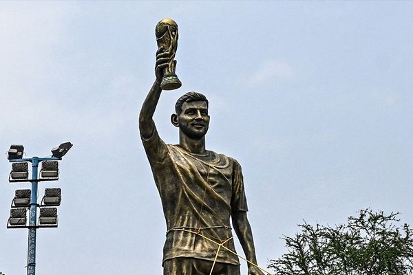 مجسمه ۲۱ متری لیونل مسی در هند به دلیل خطر ریزش جمعآوری شد
