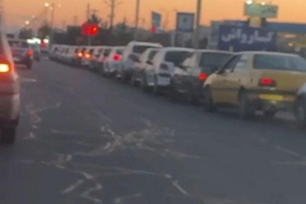 شهروندان: برخی پمپبنزینها در تهران و کرج تعطیل و سوخت جیرهبندی شده