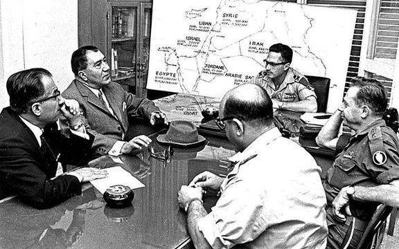 حسن طوفانیان مسئول خریدهای خارجی ارتش ایران و بهرام آریانا فرمانده نیروی زمینی ارتش در مقر ارتش اسرائیل – سال ۱۹۷۵