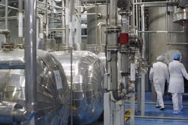 برلمان إيران يُقر تعليق التعاون مع الوكالة الذرية.. وغروسي يؤكد رفض المجتمع الدولي