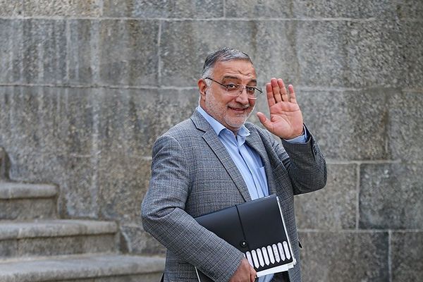 رئيس بلدية طهران: الإيرانيون يحتفظون بـ 25 مليار دولار يمكن استغلالها لإدارة شؤون البلاد