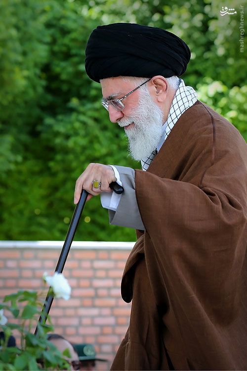 مداح دفتر رهبر: خامنه‌ای عصای موسی در آستین دارد