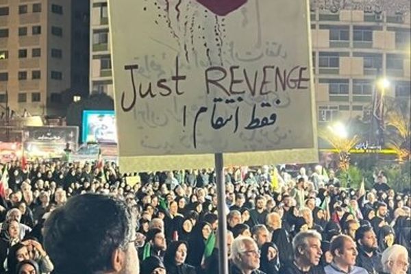 لافتة تحمل صورة للرئيس الأميركي مقطوع الرأس في مراسم تشييع علي خامنئي