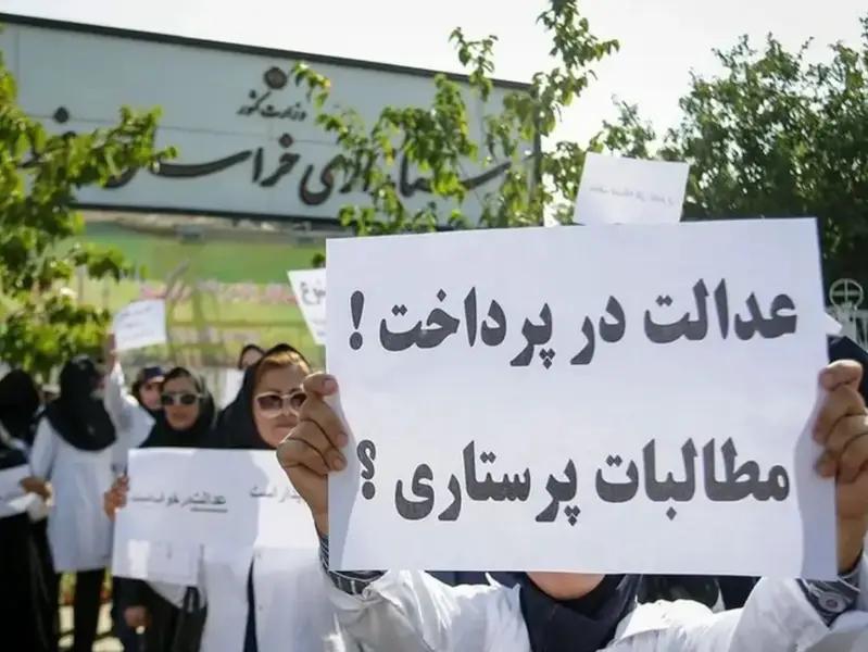 منها الفصل وفتح ملفات قضائية.. النظام الإيراني يتخذ إجراءات تعسفية ضد الممرضين المحتجين