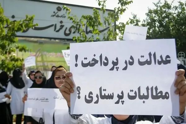 منها الفصل وفتح ملفات قضائية.. النظام الإيراني يتخذ إجراءات تعسفية ضد الممرضين المحتجين