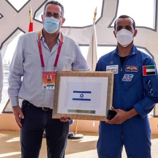 فضانورد اماراتی پرچم اسرائیل را که به فضا برده بود به مقامات اسرائیلی هدیه داد