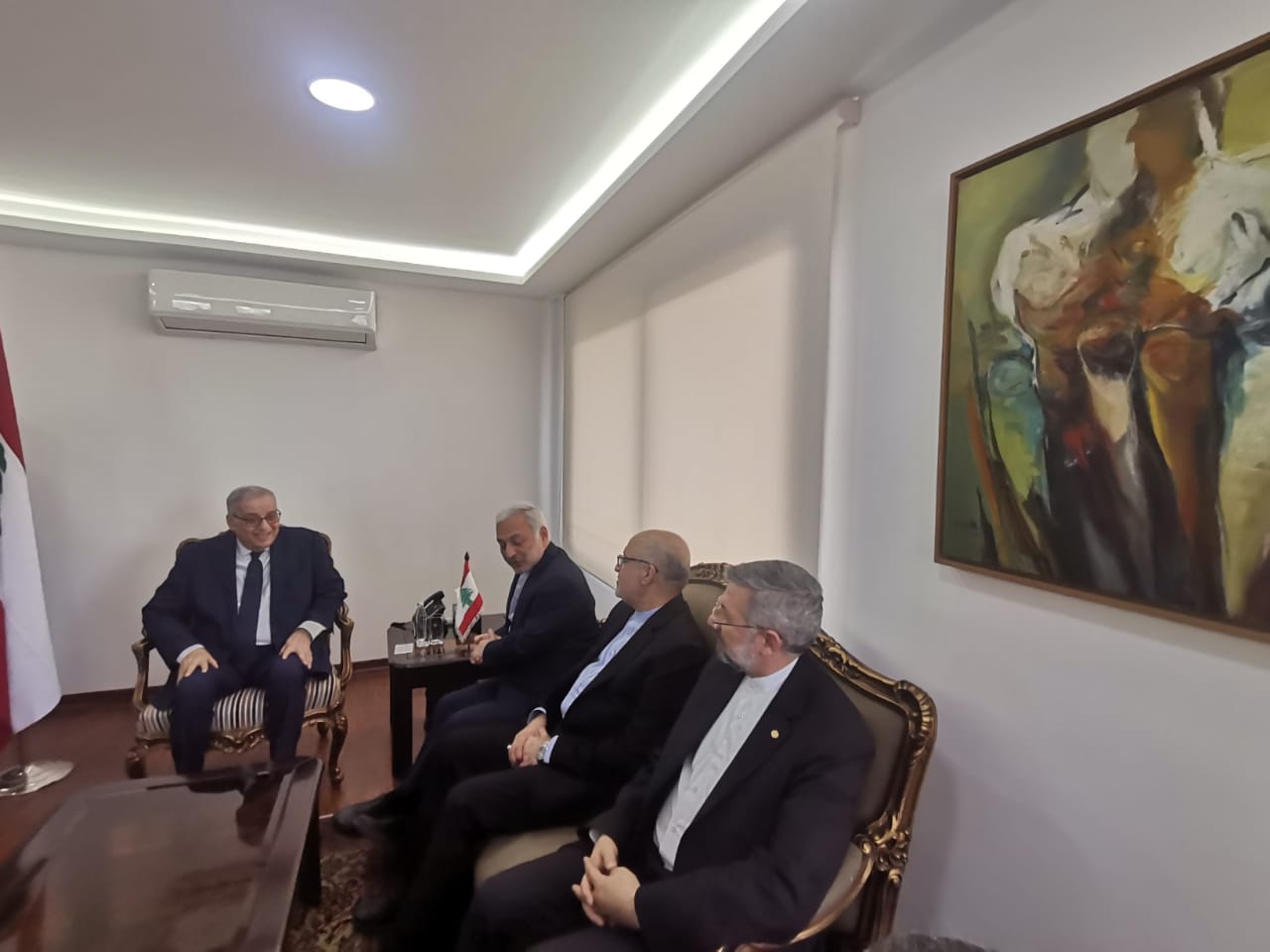 طهران تتفاوض مع مسؤولين لبنانيين لإجلاء إيرانيين عالقين في سوريا 