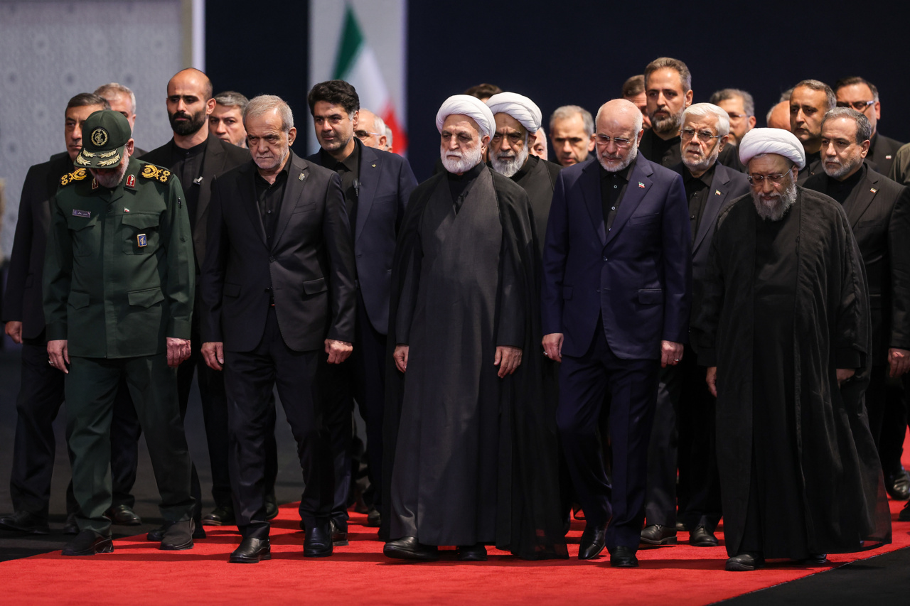 انتقاد ابطحی از دعوت نشدن مقام‌های سابق جمهوری اسلامی به مراسم خامنه‌ای