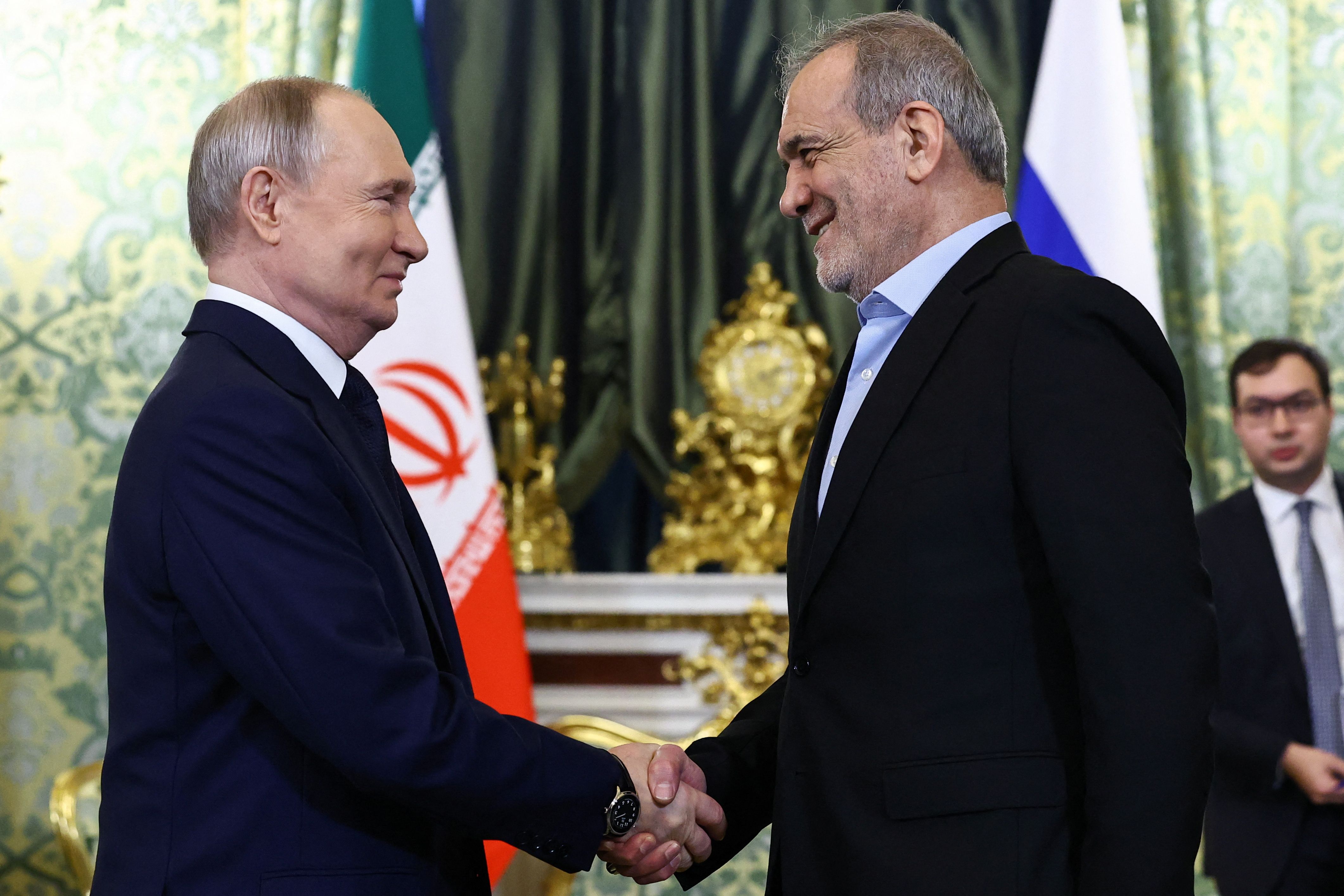 Iranian President meets with Putin ahead of new pact