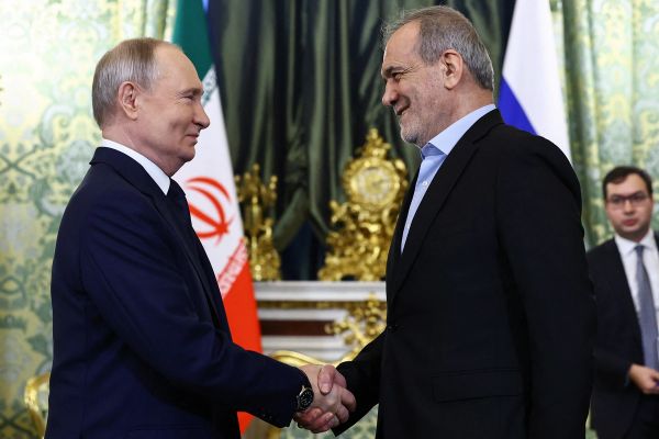 Iranian President meets with Putin ahead of new pact