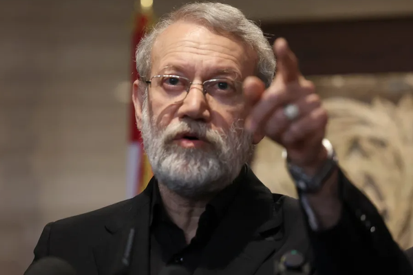 مصادر مطلعة على زيارة لاريجاني: إيران ترفض نزع سلاح حزب الله.. والحرب والحوار مع طهران