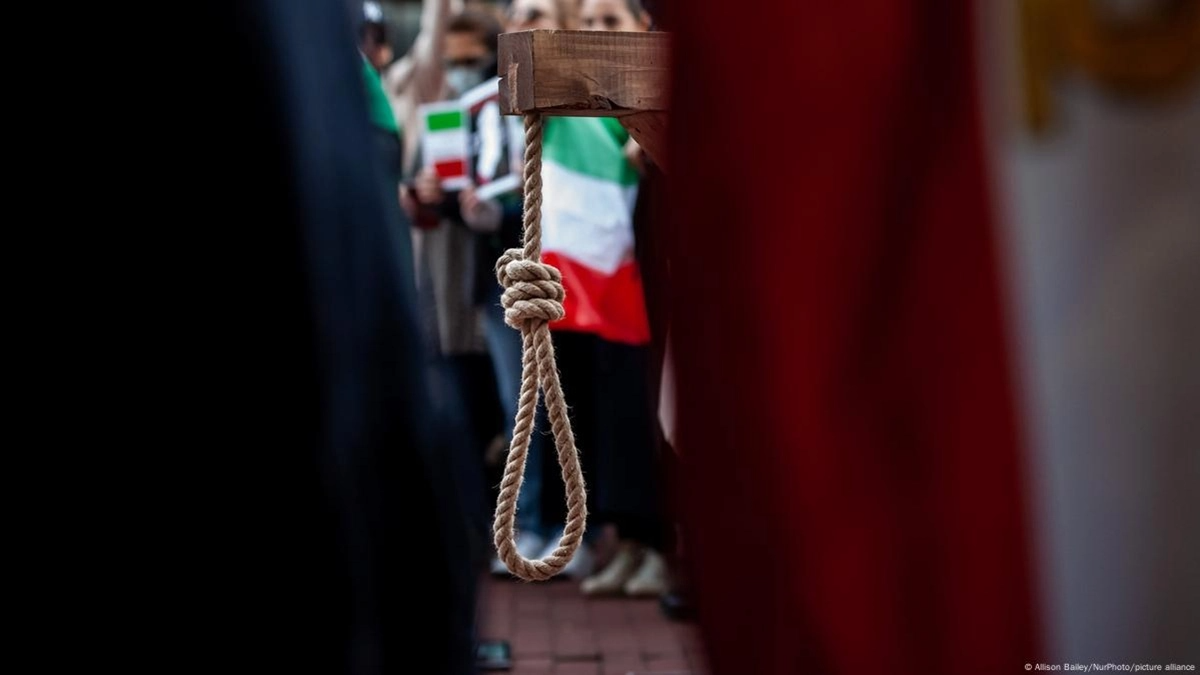 التهمة غامضة والسجناء يعترضون.. السلطات الإيرانية تحاول إعدام سجين سياسي للمرة الثالثة