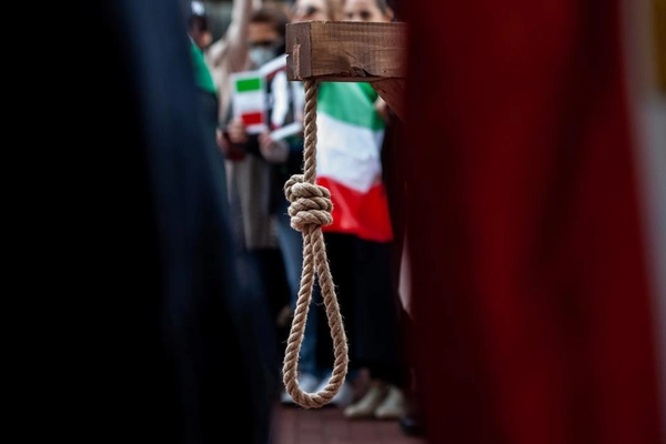 التهمة غامضة والسجناء يعترضون.. السلطات الإيرانية تحاول إعدام سجين سياسي للمرة الثالثة