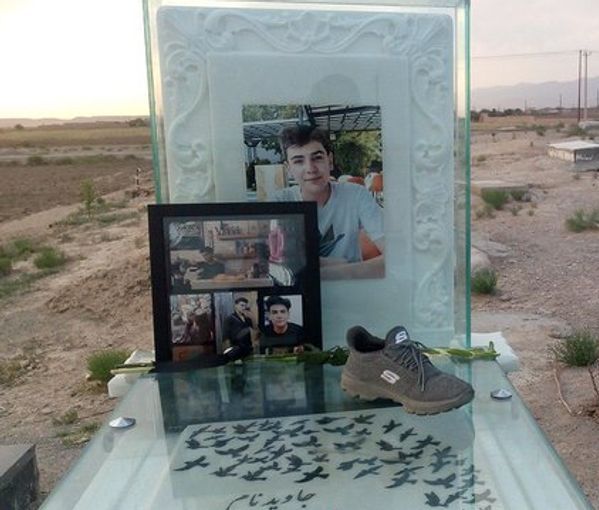 الأمن الإيراني يعتقل عائلة أحد ضحايا الاحتجاجات بعد الاعتداء عليهم بعنف