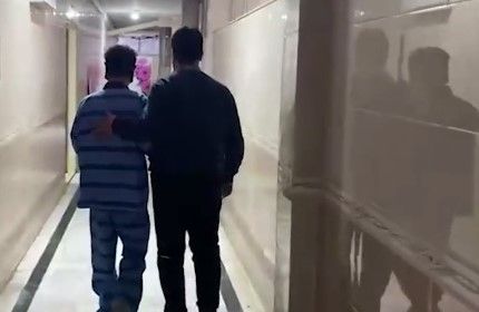 نمایی از یک ویدیو که با شرح «انتقال متهمان به جلسه بازپرسی» منتشر شده است