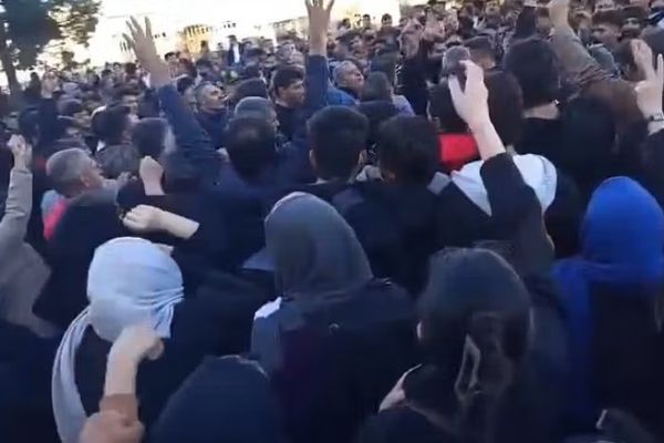 والاستریت ژورنال: برخلاف پیشبینیها، اعتراضات در ایران پس از جنگ ۱۲ روزه گسترش یافت