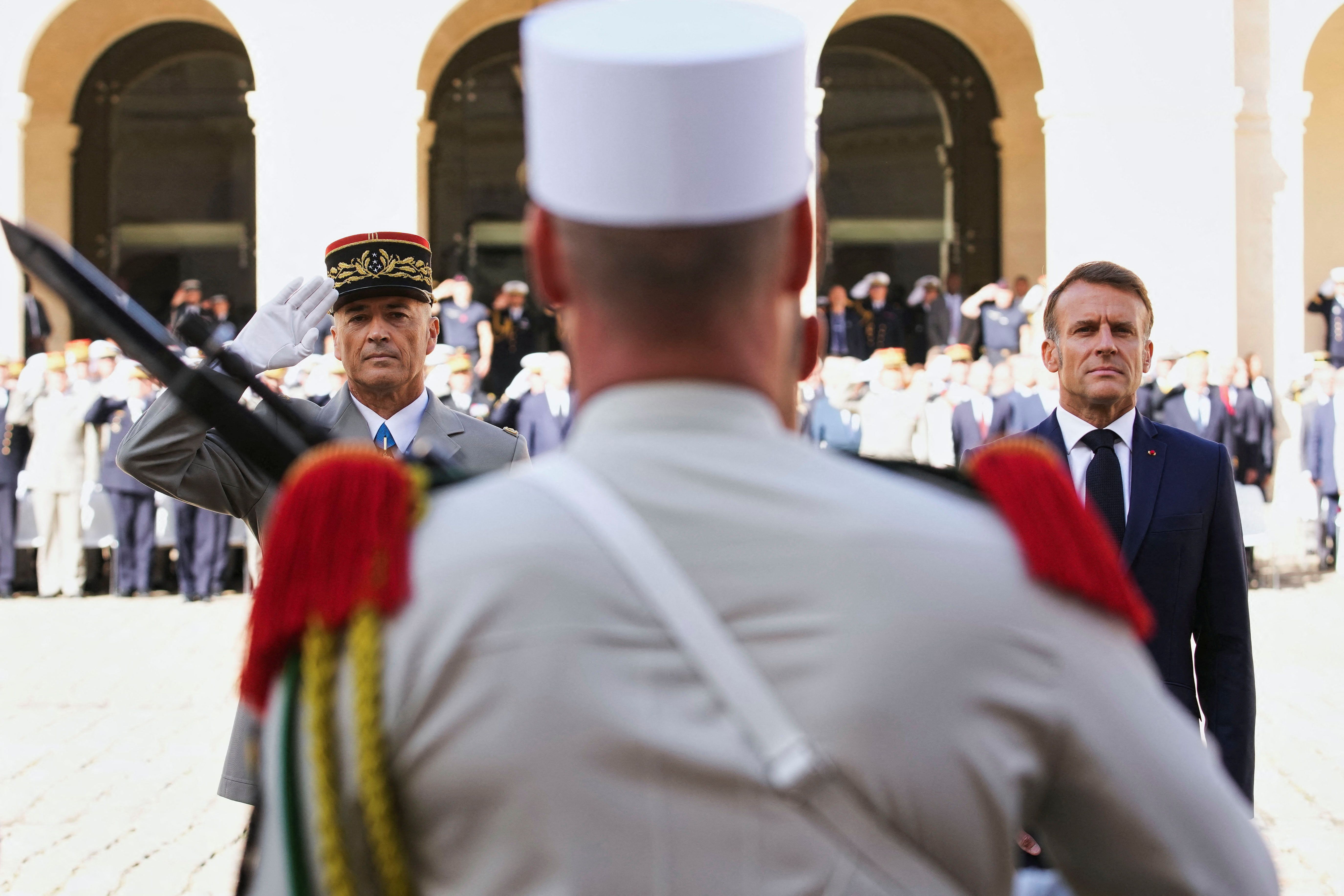 در پی‌ برکناری نخست وزیر فرانسه توسط پارلمان، مکرون در پی انتخاب نخست‌وزیر جدید است