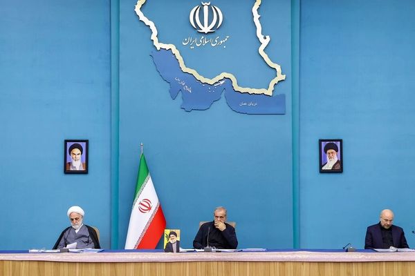 Iran frees WhatsApp and Google Play, keeps tight grip on others