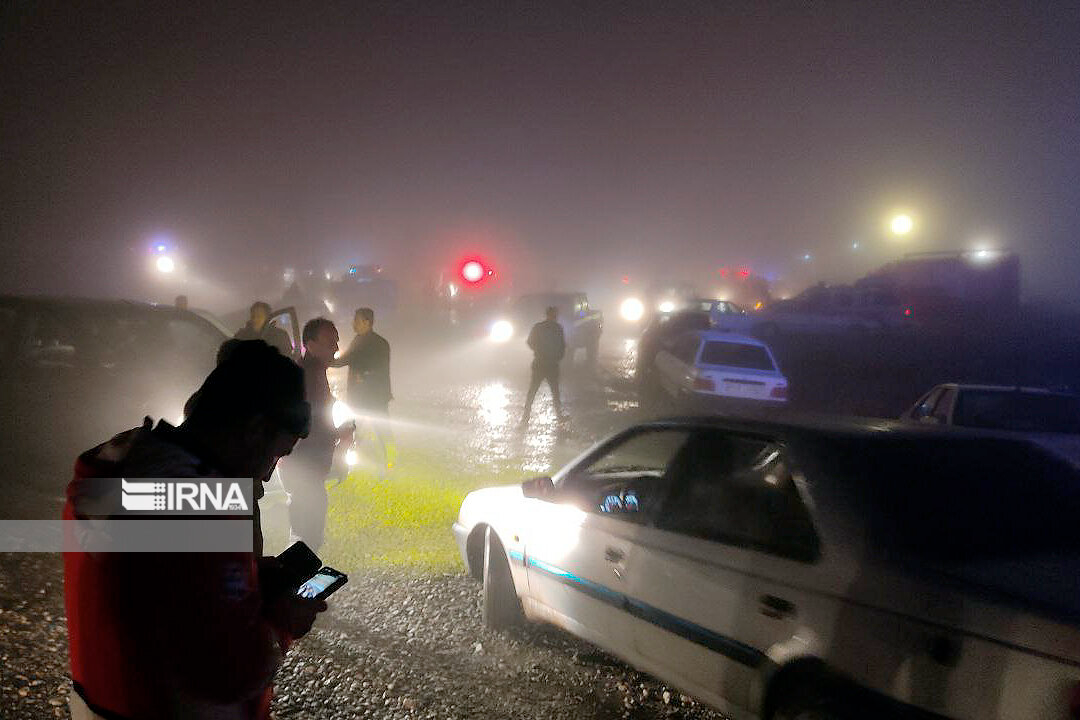 عده‌ای از ایرانی‌ها با آتش‌بازی و شاد‌نوشی مرگ احتمالی رئیسی را جشن گرفتند