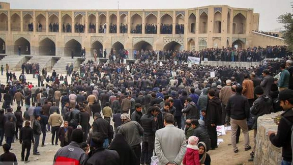 تجمع شبانهروزی کشاورزان اصفهان در بستر خشک زایندهرود