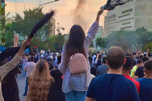 8 منظمات عمالية ومدنية تدعو إلى الإضراب العام والتظاهر في الشوارع في ذكرى مقتل مهسا أميني