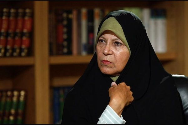 فائزة هاشمي تنفي استفادتها من "امتيازات خاصة" في السجن.. وسجينة سياسية تصفها بـ "الكاذبة"