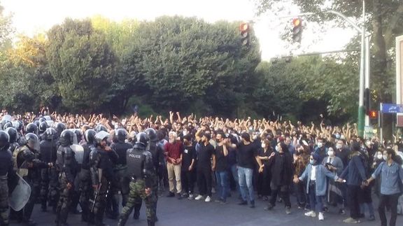 حمایت تشکلهای بازنشستگان از اعتراضات سراسری: دوره تعیین تکلیف است