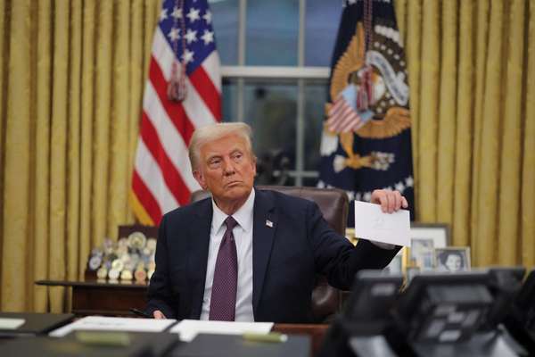 Iranian media and politicians adopt cautious tone after Trump inauguration