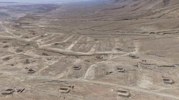 نمایی پهپادی از محل گور جمعی در بیابان نزدیک شهر ضمیر در شرق سوریه، ۲۷ فوریه ۲۰۲۵. رویترز / خلیل عشاوی