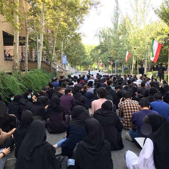 دانشجویان امیرکبیر از دانشجویان سراسر ایران خواستند که با لباس مشکی در دانشگاه حاضر شوند