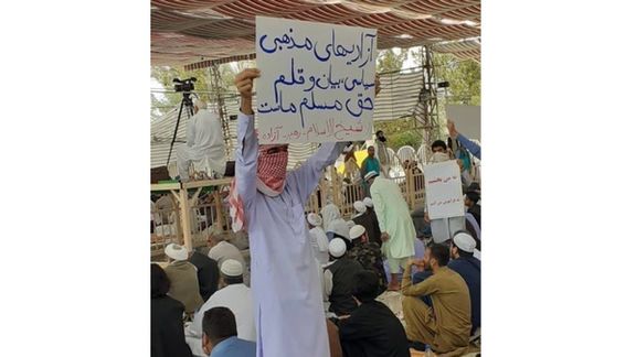 پلاکارد یک شهروند در نماز جمعه زاهدان؛ آزادیهای مذهبی، سیاسی و بیان حق مسلم ماست