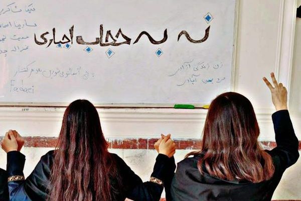 اعتقال مذيعة إيرانية سابقة لرفضها "الحجاب الإجباري".. وعودة "شرطة الأخلاق" بأمر من رئيسي