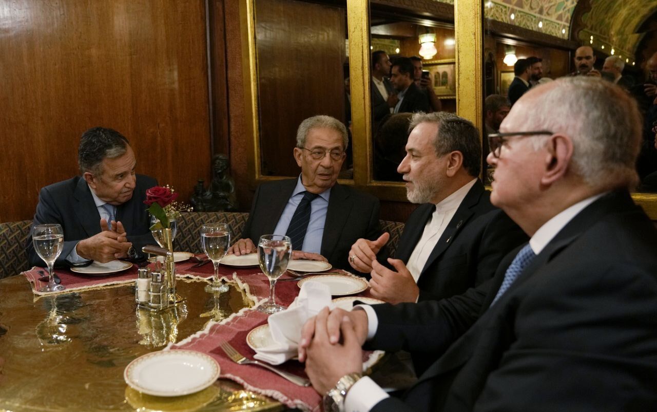 عراقچی در ایکس تصویری از خود در رستورانی در قاهره منتشر کرد. پیش‌تر نیز انتشار تصویر او در رستورانی در دمشق در آخرین روزهای حکومت اسد،‌ موجب واکنش کاربران ایرانی شده بود.