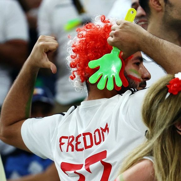 هوادار ایرانی با تیشرت آزادی