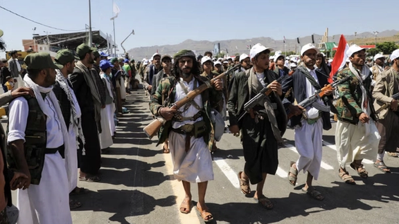 صحيفة إسرائيلية: إيران تستخدم مسارات جوية دولية وبرية وبحرية لتسليح الحوثيين