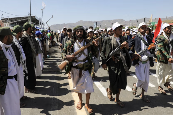 صحيفة إسرائيلية: إيران تستخدم مسارات جوية دولية وبرية وبحرية لتسليح الحوثيين