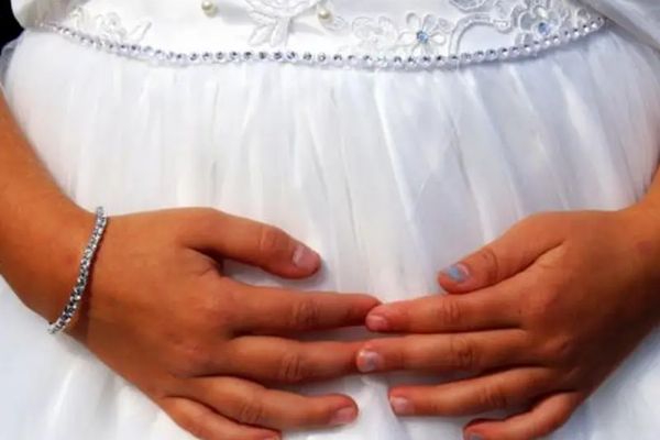 نحو 26 ألف حالة زواج أطفال في إيران العام الماضي.. وارتفاع في عدد الأمهات تحت سن 15 عاما