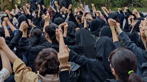 یک نماینده مجلس: ۲۰۰ نفر از بازداشتشدگان در استان تهران دانشآموز بودهاند