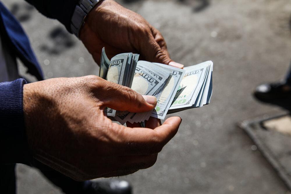 الدولار يتجاوز 270 ألف تومان في إيران