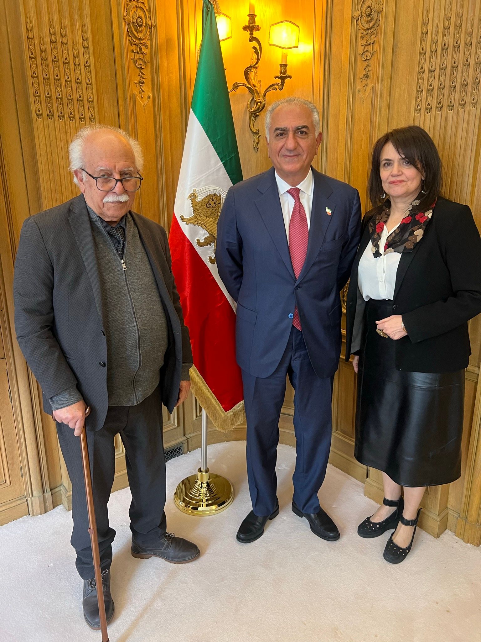 جمعی از نویسندگان و روزنامه‌نگاران در حمایت از داریوش آشوری بیانیه‌ای صادر کردند 