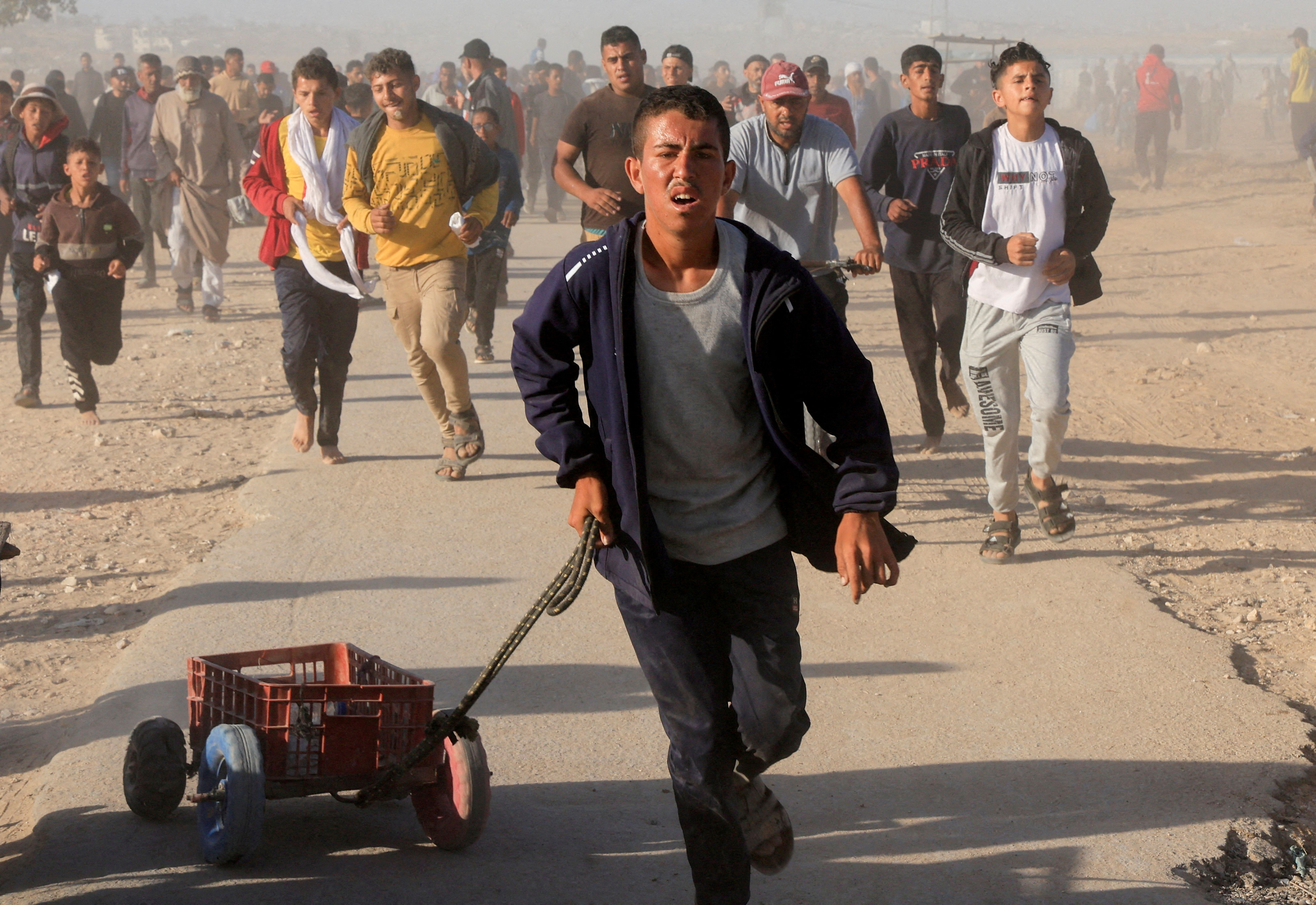 تجمع فلسطینیان برای دریافت کمک‌های بشردوستانه، خان یونس، هشتم خرداد