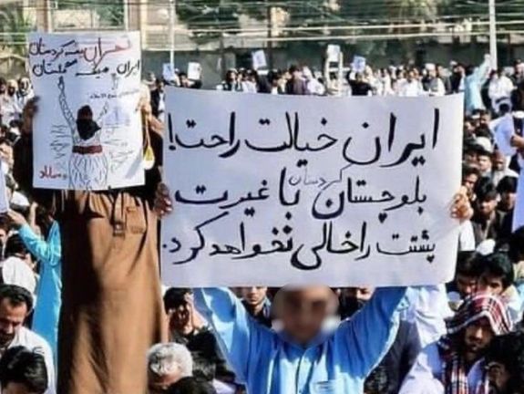 پلاکارد اعتراضی در نمازجمعه زاهدان؛ کردستان و بلوچستان پشت ایران را خالی نخواهد کرد