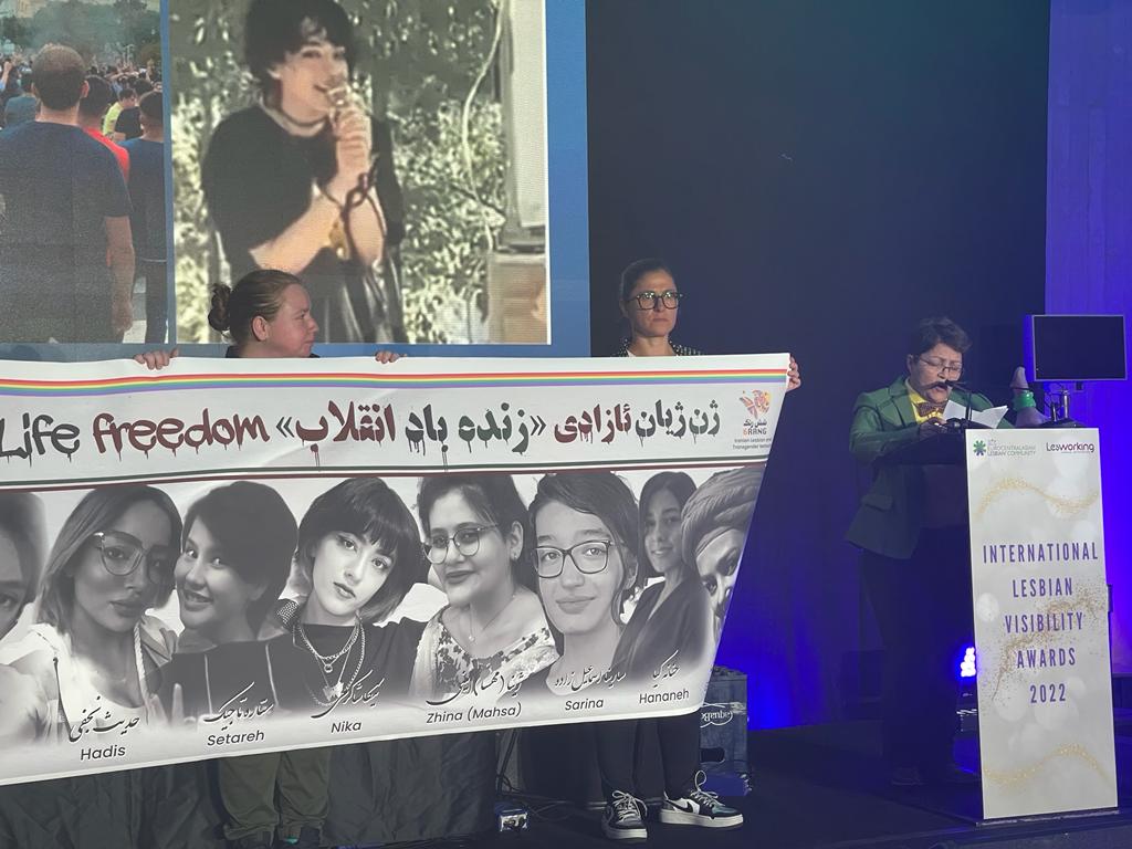 در مراسم جایزه رویت‌پذیری لزبین‌ها، مدیر شبکه شش‌رنگ جایزه خود را به نیکا شاکرمی تقدیم کرد