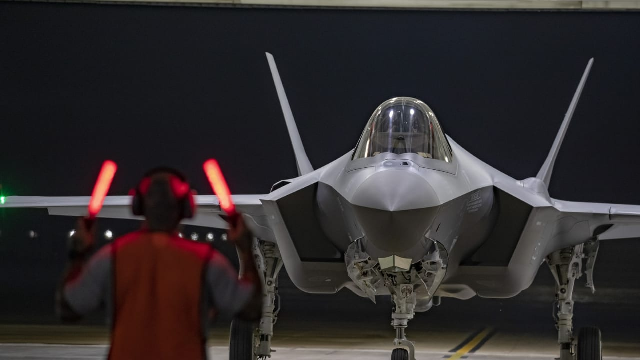 سی‌بی‌اس‌نیوز: یک خلبان جنگنده سرنگون‌شده آمریکا در ایران، نجات یافت