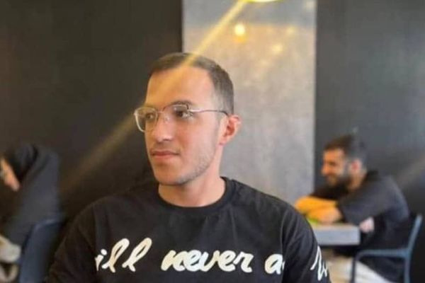 شاب إيراني من الأهواز يشعل النار في نفسه احتجاجًا على هدم السلطات كشك عائلته