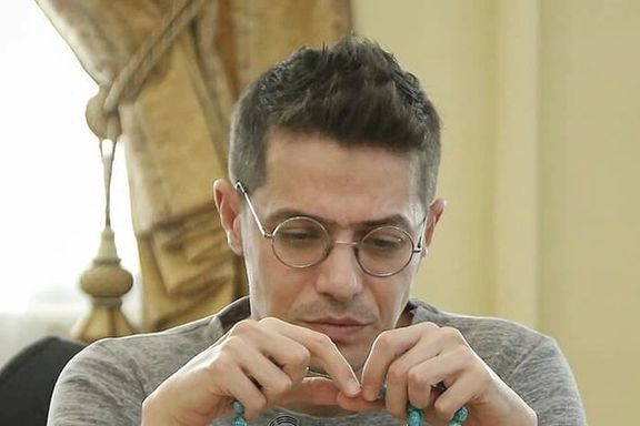 مهدی بیک، دبیر سرویس سیاسی روزنامه اعتماد، پس از انتشار گزارش درباره معترضان بازداشت شد