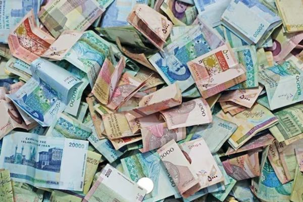 Iran’s currency further plunges amid rising fears of renewed UN sanctions