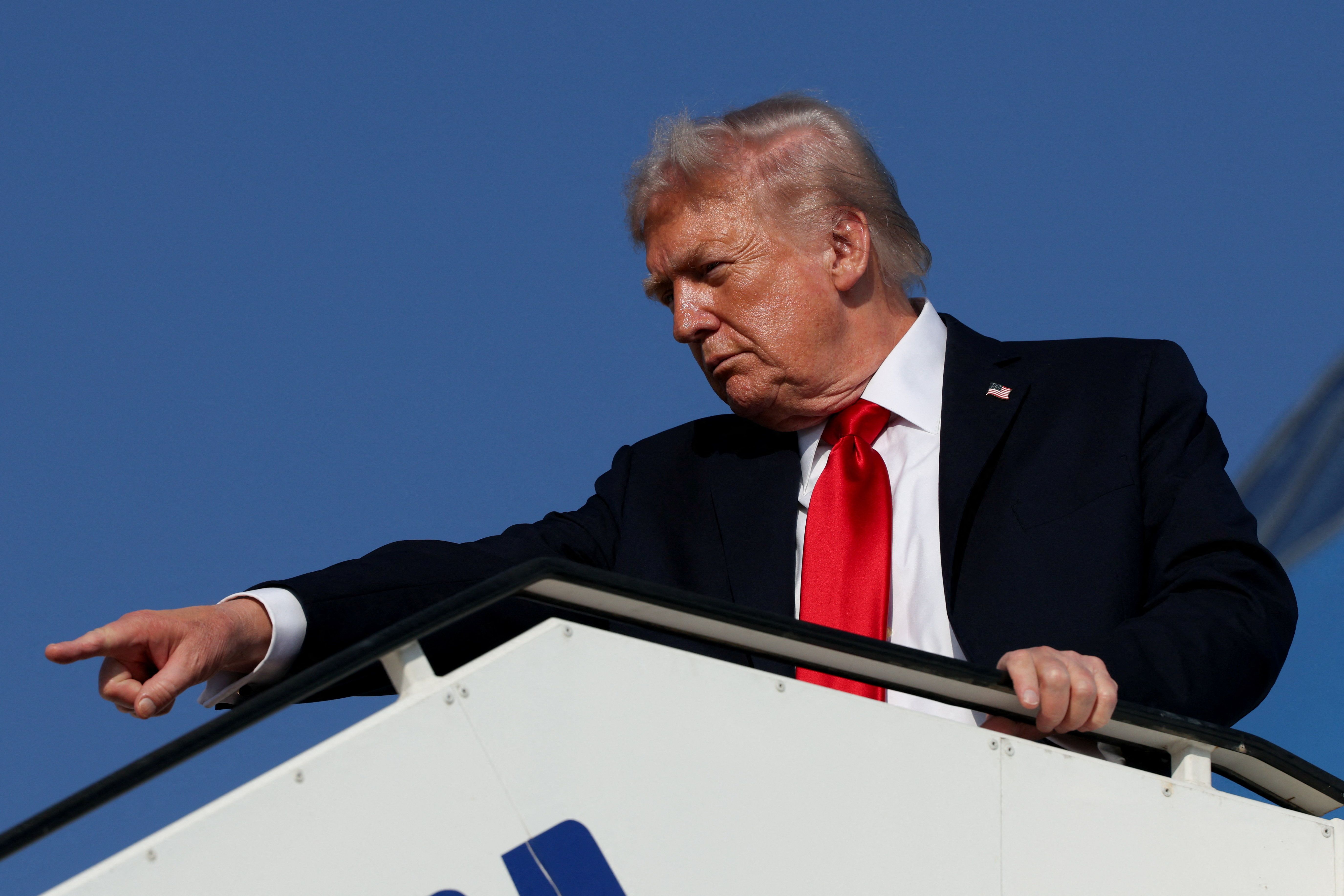 ترامب: إيران لا يمكنها الصمود طويلاً أمام العقوبات 