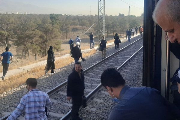 مسافران خط تهران-کرج در واکنش به خرابی مترو شعار «مرگ بر خامنهای» سر دادند